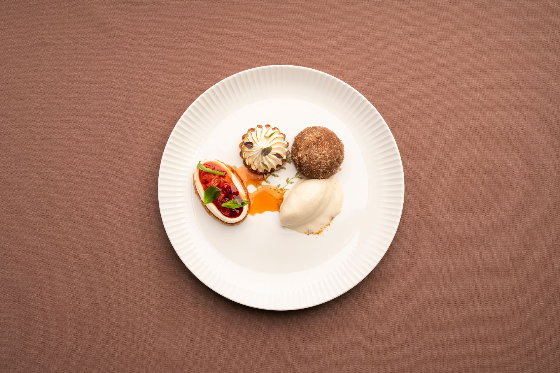 Dessert indeholdende både varme og kolde elementer baseret på bl.a. et eller flere surmælksprodukter samt citrusfrugter. Foto: Arek Pedersen (HORESTA)