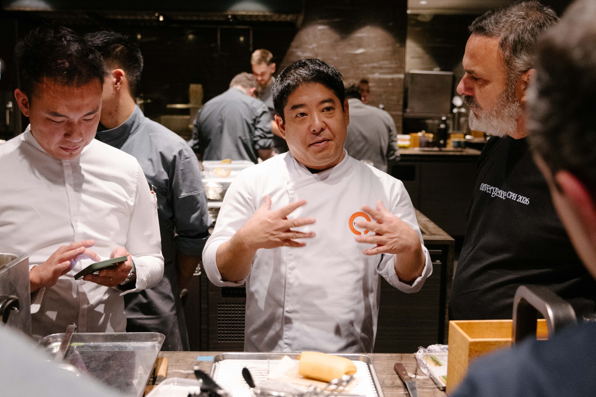 Erfaringer og traditioner formidles blandt kokkene. Foto: Alchemist
