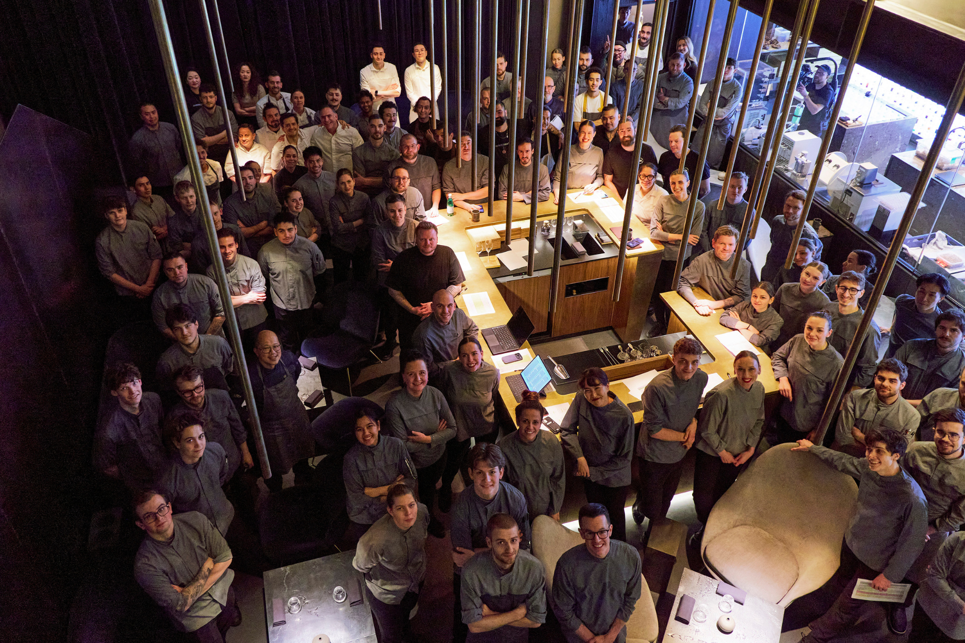 Verdens bedste kokke samlet i et fyldt køkken klar til service på Alchemist. Foto: Alchemist